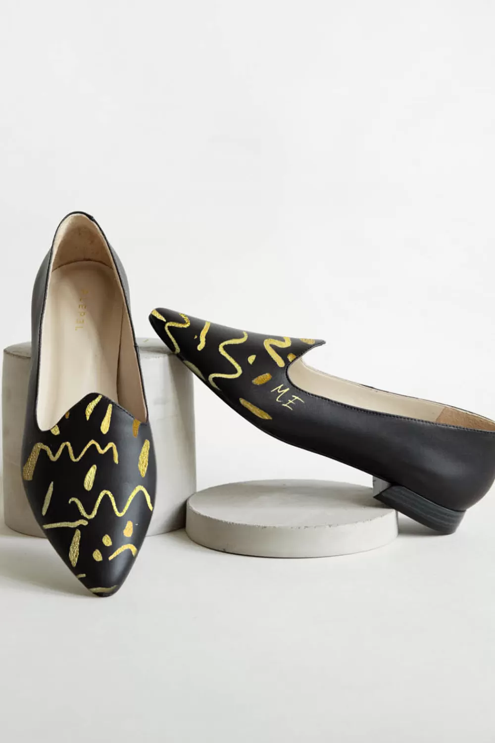 Woman Alepel Shoes | Gold Curvilinear Black Loafer